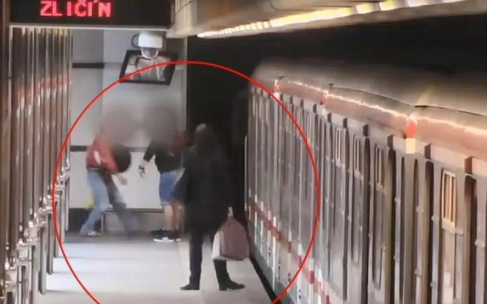 VIDEO: Útočník v metru pobodal muže, pak mu ukousl kus ucha. Policie pátrá po svědcích