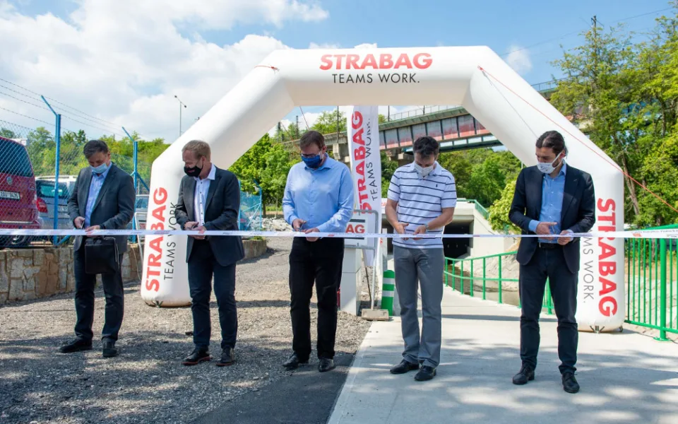FOTO, VIDEO: Dnes byla slavnostně otevřena nová cyklostezka pod Čuprovou ulicí v Libni