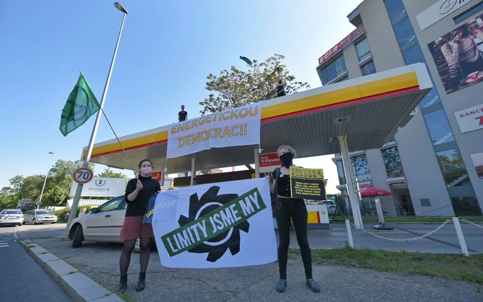 Aktivisté obsadili střechy tří pražských čerpacích stanic. Hasiči jim pomáhali dolů