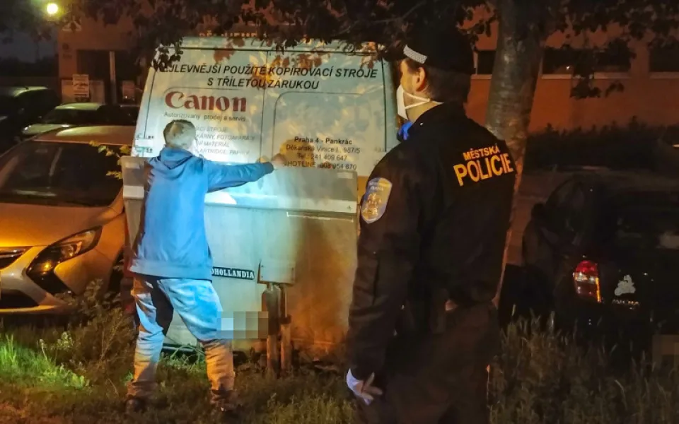 FOTO: Zloděj chtěl vykrást auto. Strážníci ho chytili přímo při činu