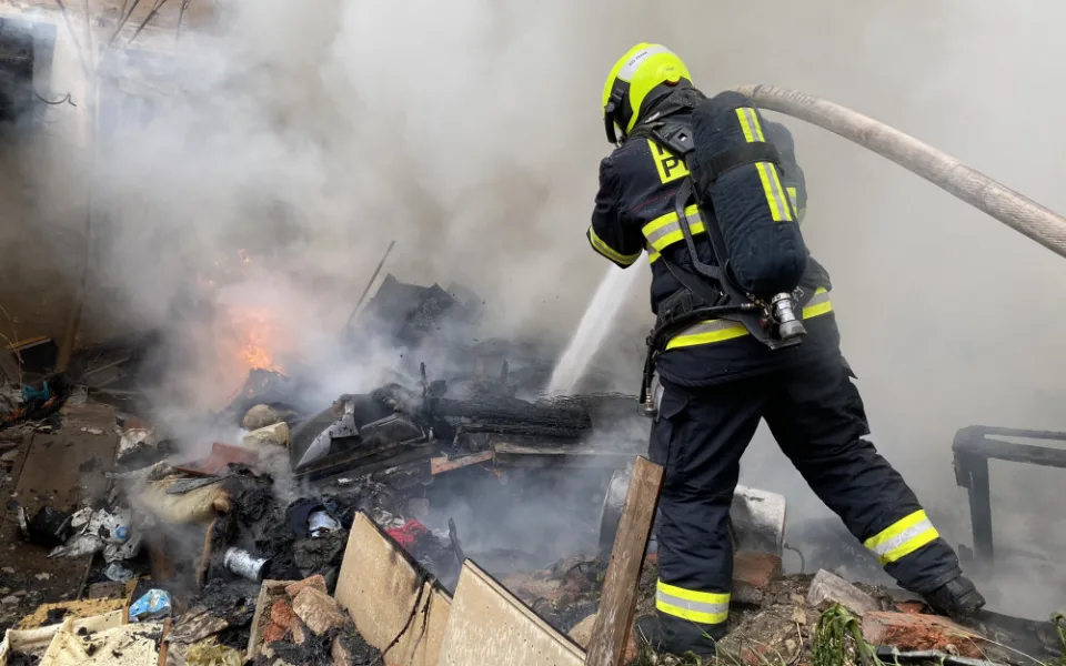 VIDEO: Hasiči zasahovali u požáru v Radlické ulici. Hořel odpad