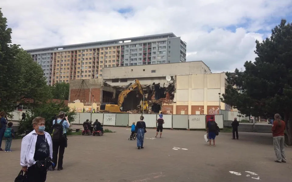 V pražském Ládví demolují bývalé kino Moskva. Místo něj postaví Penny Market