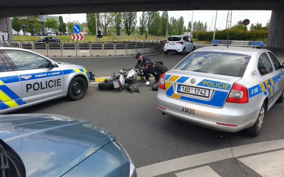 VIDEO: Dramatická honička v ulicích Prahy. Policii ujížděl zfetovaný motorkář