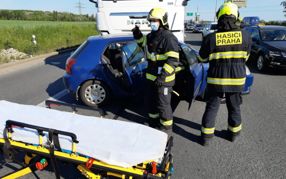 Řidič osobního auta skončil po střetu s náklaďákem zaklíněný v autě. Vyprostit ho museli hasiči