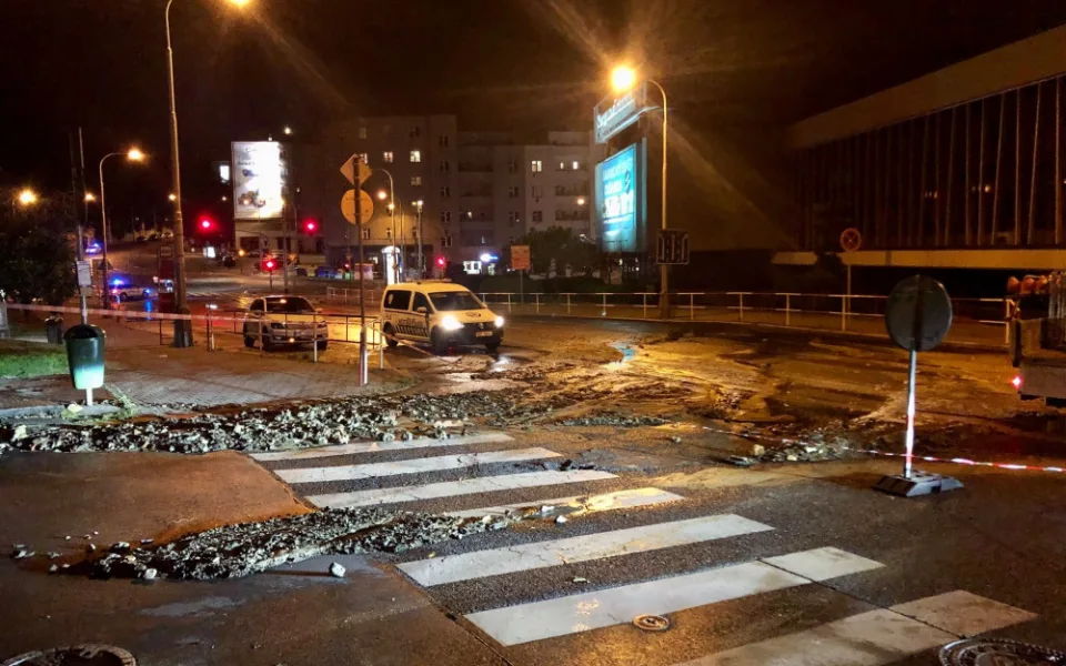 FOTO, VIDEO: Ulicemi Žižkova tekla voda, propadla se silnice. Doprava je již v normálu