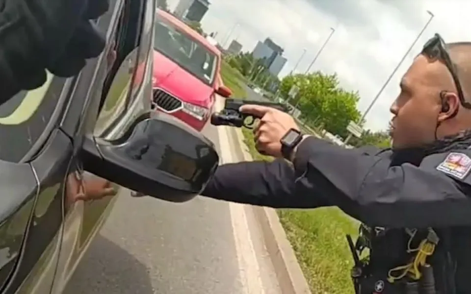 VIDEO: Policisté v Dejvicích vypátrali ukradené BMW. Podívejte se na video ze zadržení řidiče