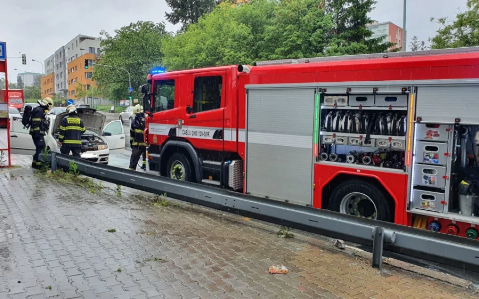 VIDEO: Muž chtěl uhasit hořící motor před příjezdem hasičů. Popálený skončil v péči záchranářů