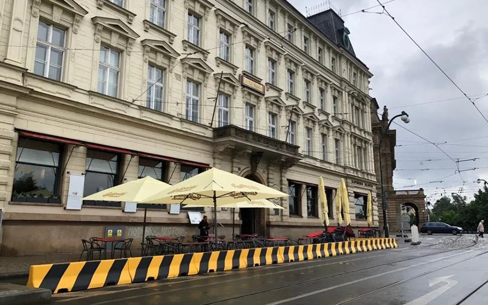 Smetanovo nábřeží se uzavřelo autům. Uzavírka rozdělila veřejnost na dva tábory.