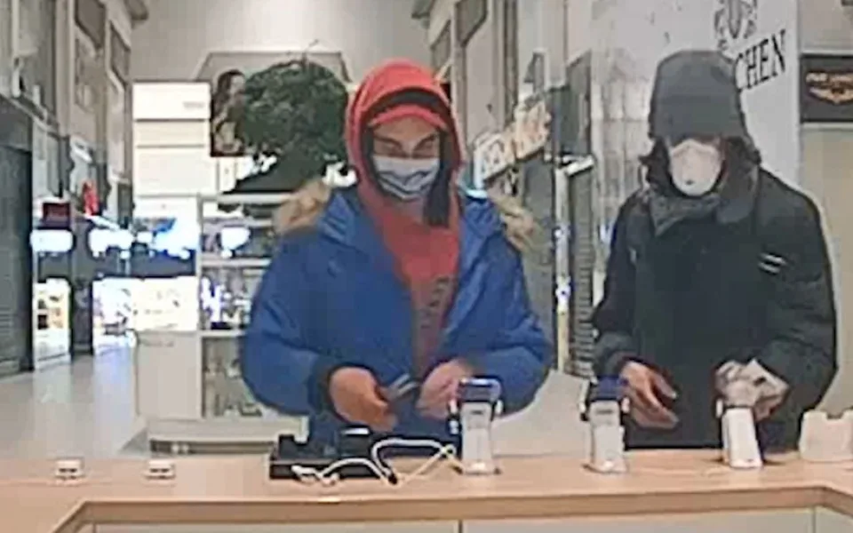 VIDEO: Muži ukradli telefony na Zličíně. Pátrá po nich policie
