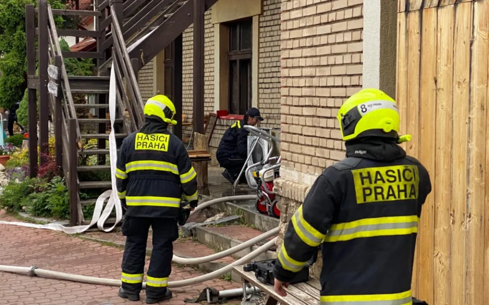Na Barrandově hořel byt. Při požáru se zranil člověk