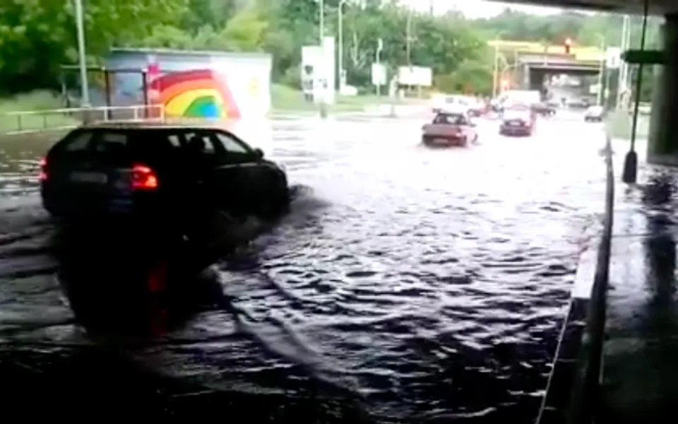 Silnici pod Jižní spojkou zaplavila voda. Auta musela projíždět velkou lagunou.