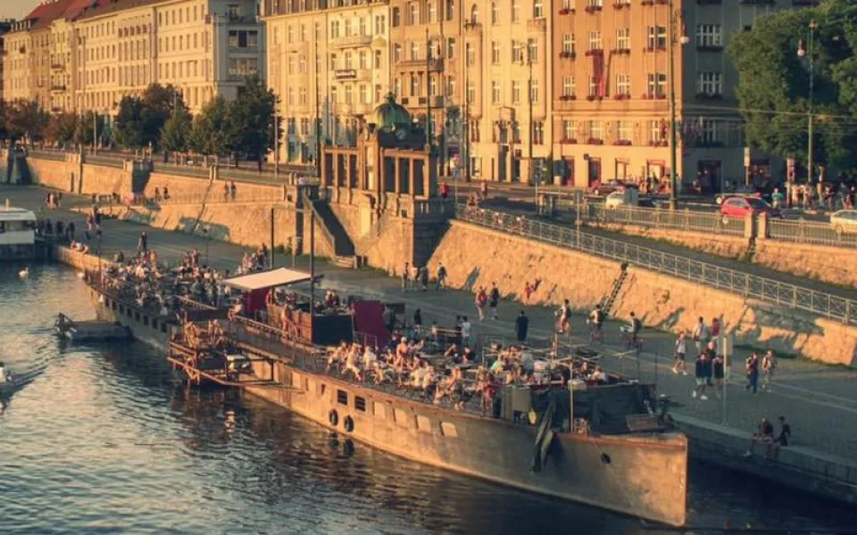Provozovatel lodi A(VOID) odmítá nabídku města, aby na náplavce zůstal do konce roku