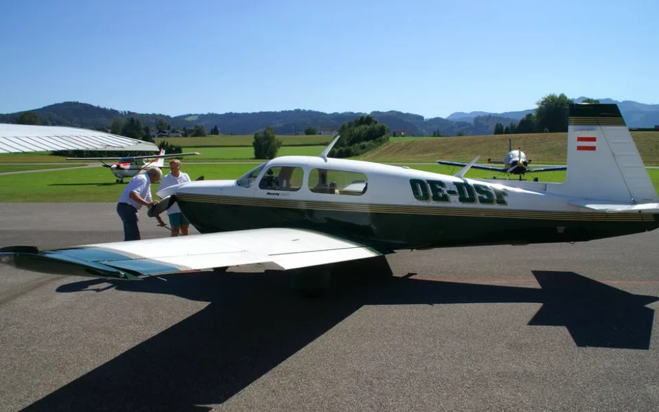 Na letišti v Praze přistál bez povolení malý letoun. Pilot na výzvy nereagoval.