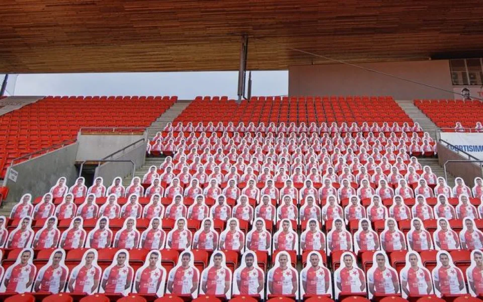 Místo fanoušků jejich umělé figuríny. Slavia řeší zákaz vstupu na fotbal zajímavým nápadem