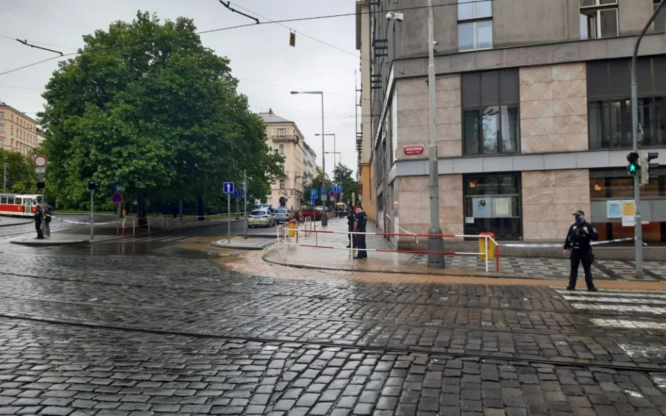Na Vinohradech prasklo potrubí. V ulicích je voda, úřad je uzavřen