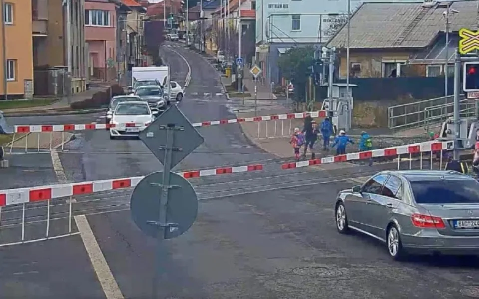 Vychovatelky, které vedly děti ze školky přes přejezd se sklopenými závorami, dostaly pokutu