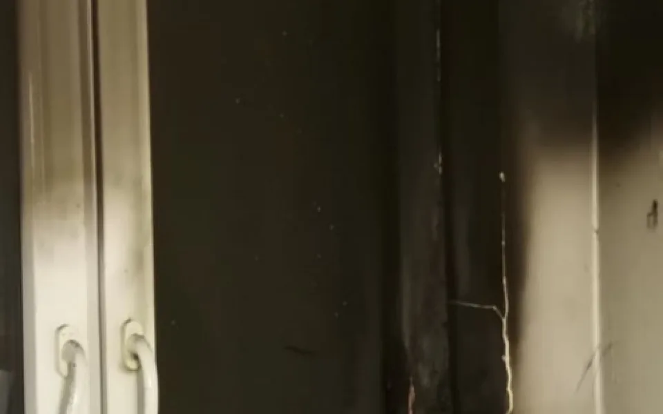 Svíčky na parapetu způsobily požár bytu v Praze 8. Jeden člověk se zranil