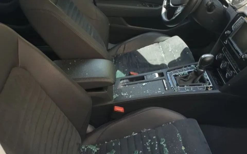 Mladík prodělal hypoglykemické kóma za volantem auta. V časný zásah policistů mu zachránil život.
