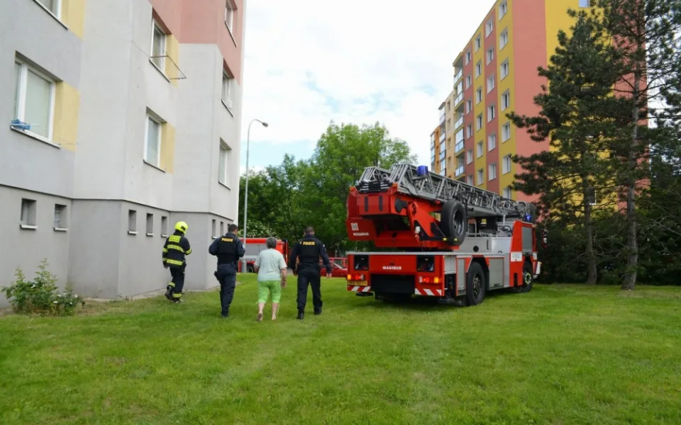 FOTO: Nedbalost při vaření způsoba požár bytu. Hasiči museli objekt evakuovat