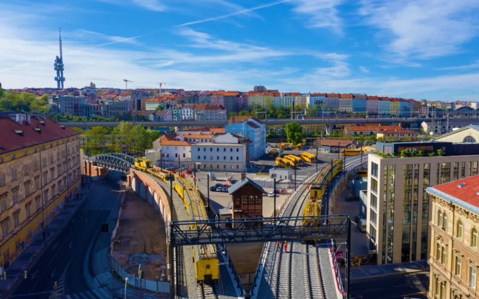 FOTO, VIDEO: Po Negrelliho viaduktu ode dneška jezdí vlaky. Podívejte se na video