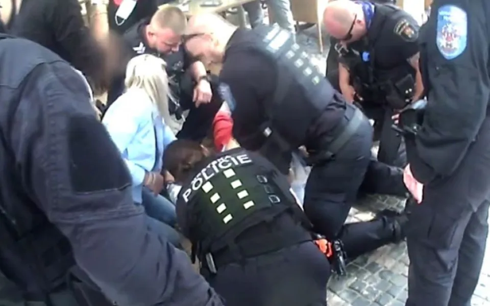 VIDEO: Na Václavském náměstí zkolaboval muž. Život mu zachránil rychlý zásah kolemjdoucích