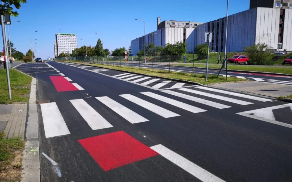 FOTO: Na Novodvorskou se provoz vrátí v pátek. Na místě je nový asfalt a opravené zastávky
