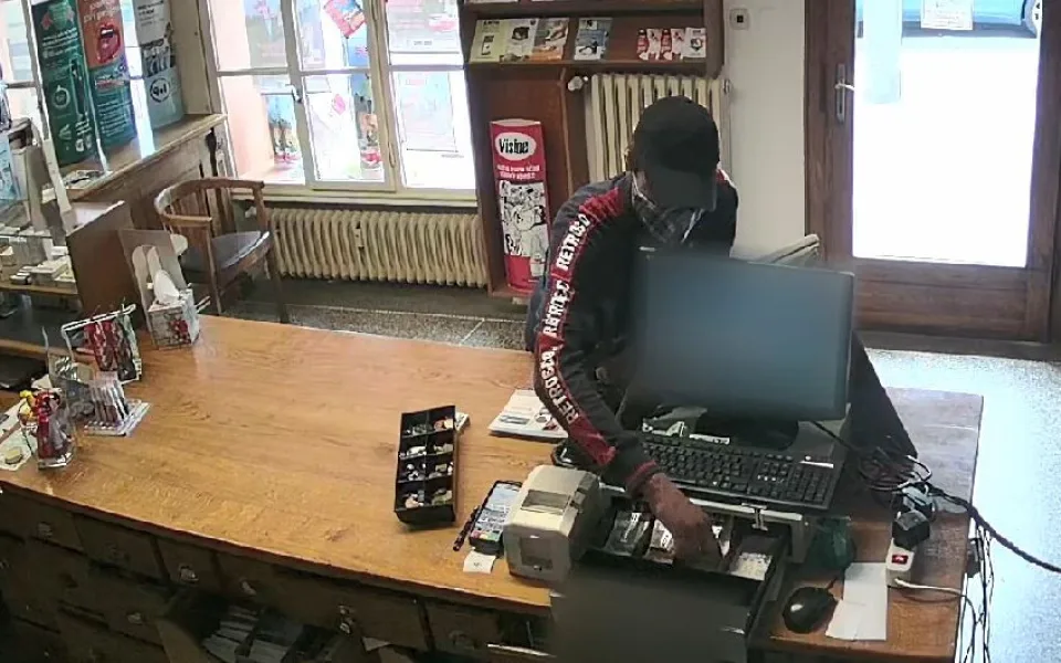 VIDEO: Muž se zbraní v ruce přepadl provozovnu v Zenklově ulici. Pátrá po něm policie
