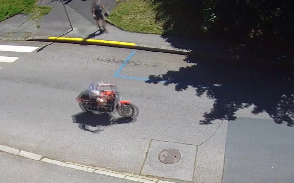 Dvojice s kradeným motocyklem si všiml policista venčící psa. Muže zadržel a předal kolegům.
