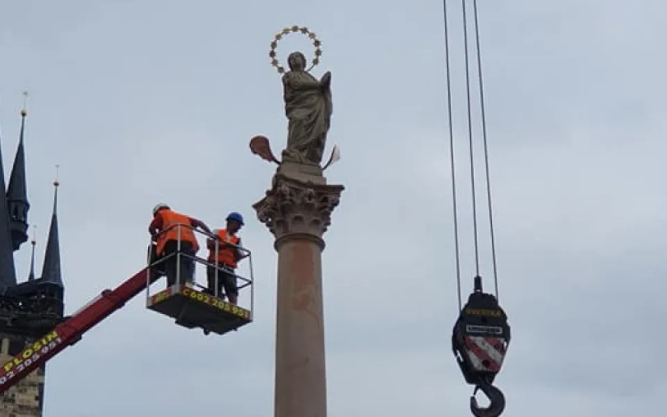 FOTO, VIDEO: Na Staromáku nově stojí mariánský sloup. Podívejte se na instalaci