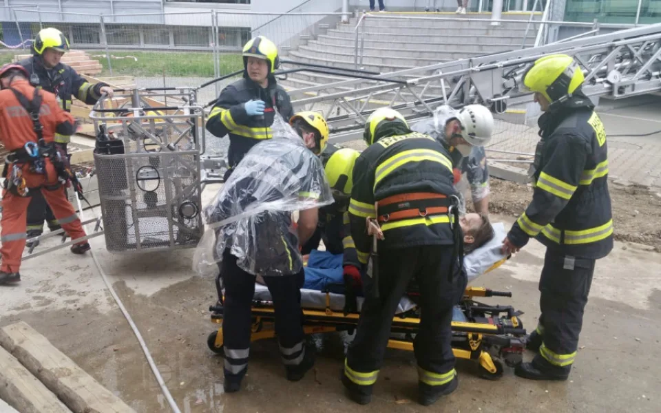 Jeřábníkovi se udělalo zle. Dolů ho dostali hasiči, pak se o něj postarali záchranáři