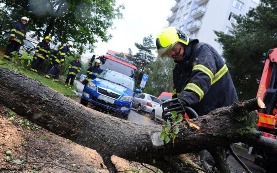 Hasiči kvůli silnému dešti zasahovali u stromů přes cestu i u vytopených sklepů