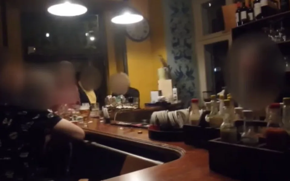 Strážníci po jedenácté hodině zavírali hospodu. Jeden z hostů jim vzteky kopal do auta