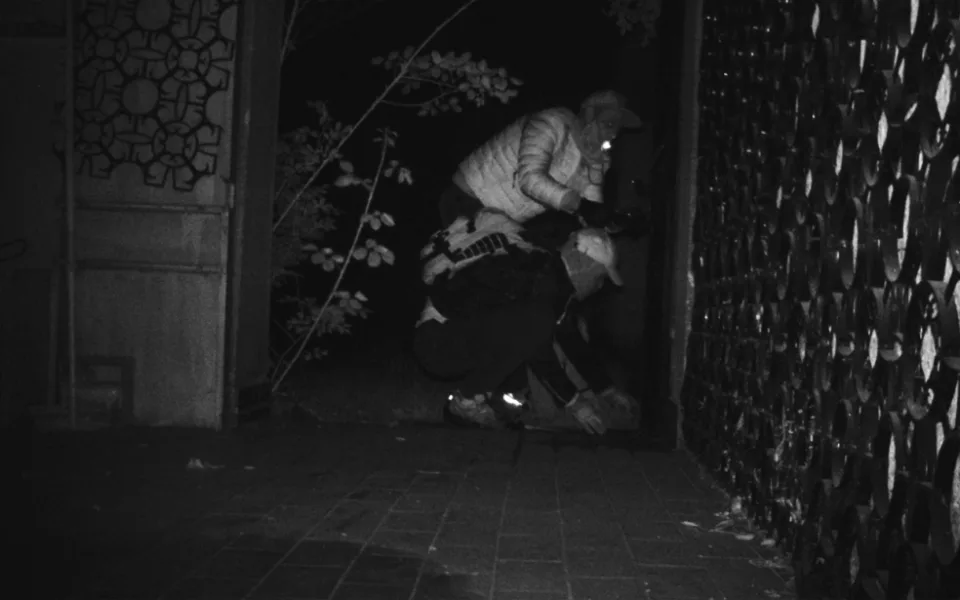 FOTO: Kriminalisté pátrají po mužích, kteří z domu v Hlubočepech ukradli věci za miliony korun