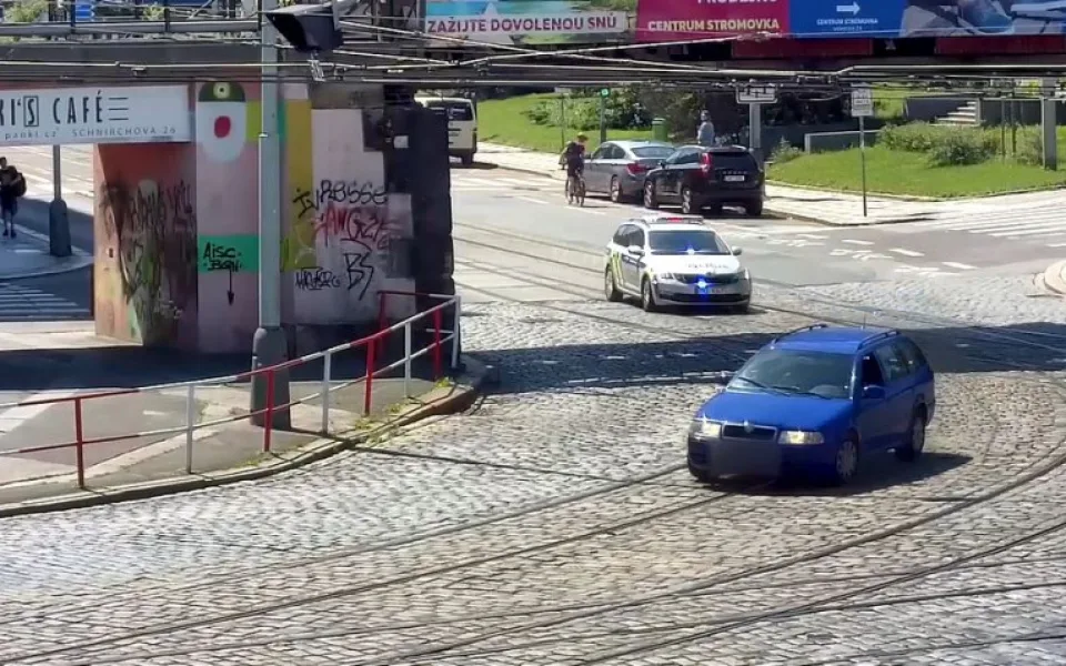 VIDEO: Policisté dopadli muže, který jim v Holešovicích ujížděl a málem srazil chodce