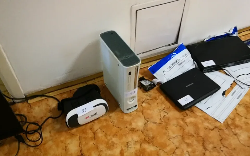 Televize, kola i mobily. Policisté hledají majitele kradených věcí.