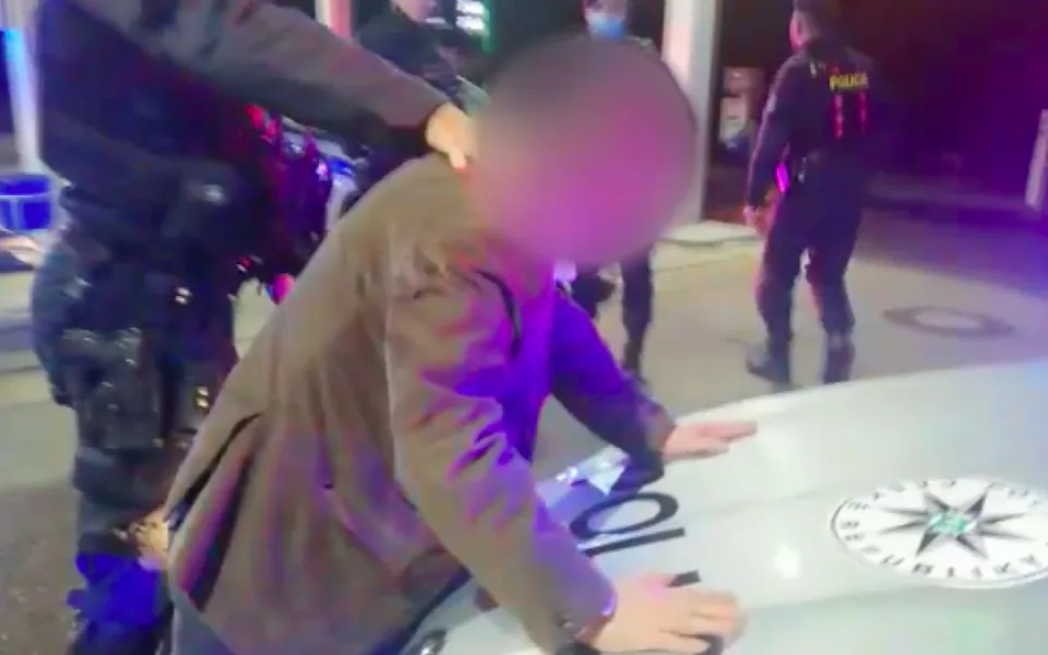 Zavolal si taxi, pak na řidiče vytáhl pistoli. Ozbrojeného muže dopadla policie.