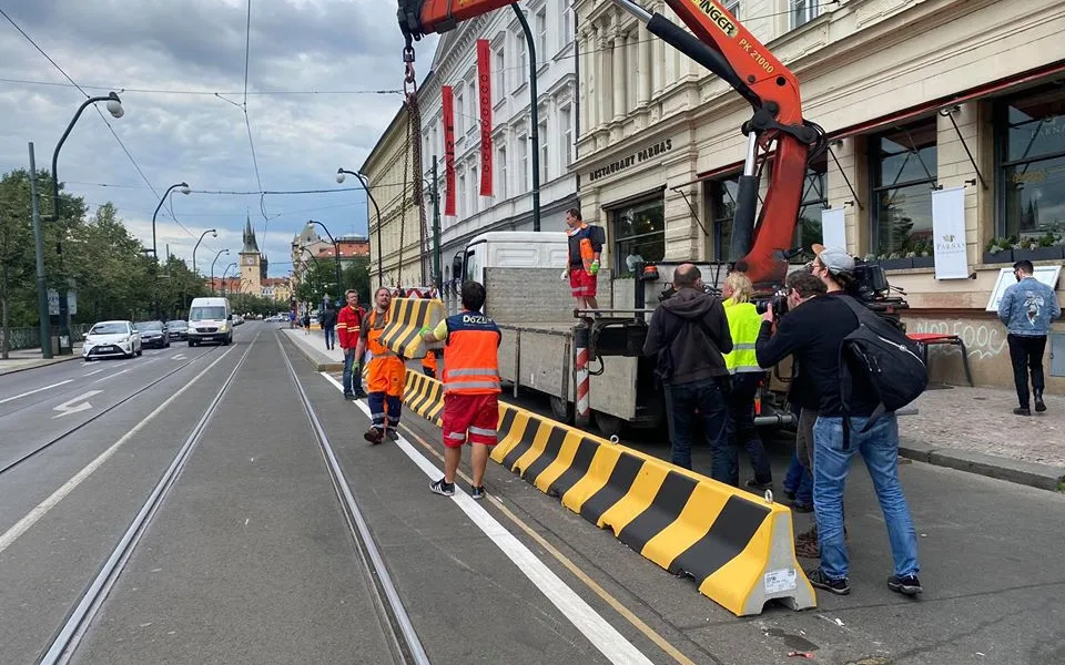 Praha odstranila ze Smetanova nábřeží betonové zábrany.