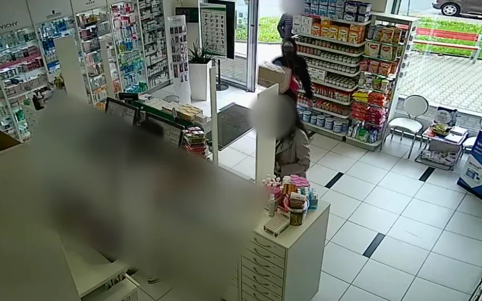 Policie hledá falešného kurýra, který vybíral peníze za balíčky naplněné odpadem.