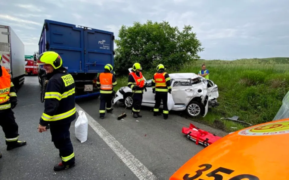 Vážná nehoda v Cínovecké ulici v Praze. Těžce zraněný člověk skončil v nemocnici.