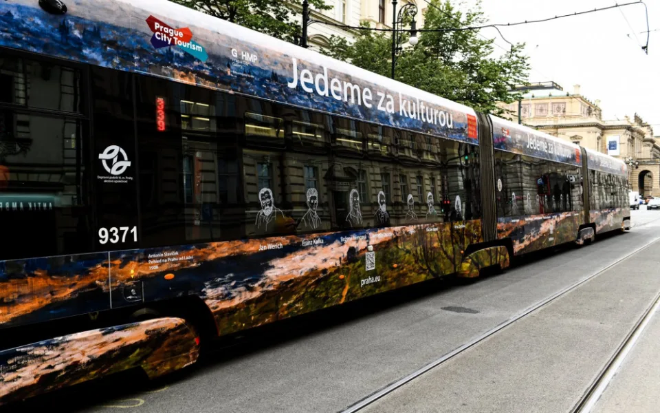 FOTO: Prahou ode dneška jezdí kulturní tramvaj. Slouží jako pojízdné jeviště a zve na akce