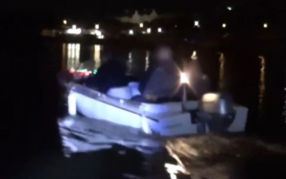 VIDEO: Muž kroužil s motorovým člunem kolem lodi na Vltavě. Byl opilý a bez papírů