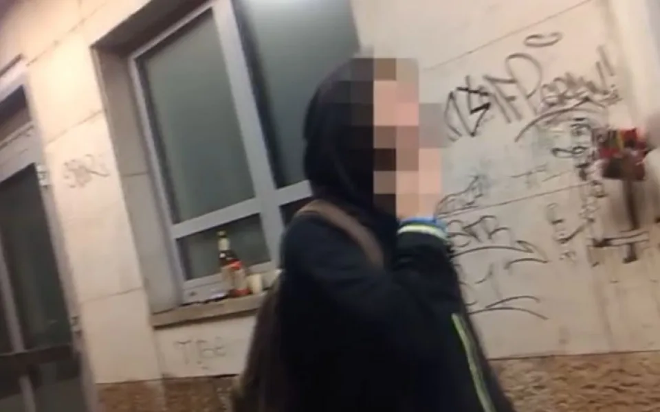 VIDEO: Dva muži sprejovali na zeď u Smíchovského nádraží. Nevšimli si, že jim za zády stojí strážníci