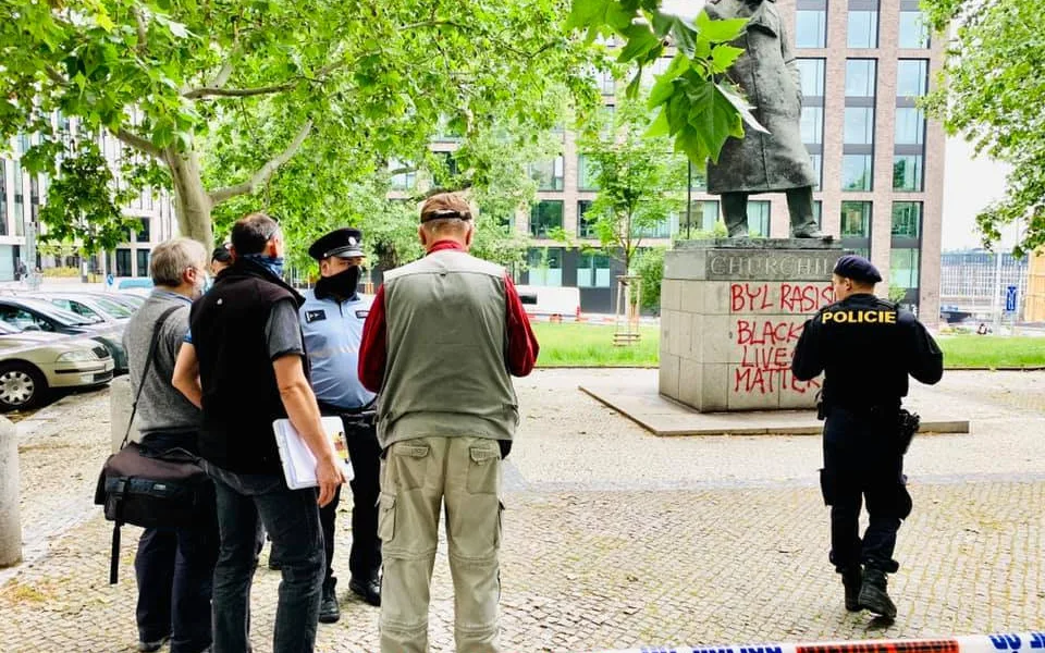 FOTO: „Churchill byl rasista. Black lives matter.“ U sochy na Žižkově zasahovali kriminalisté