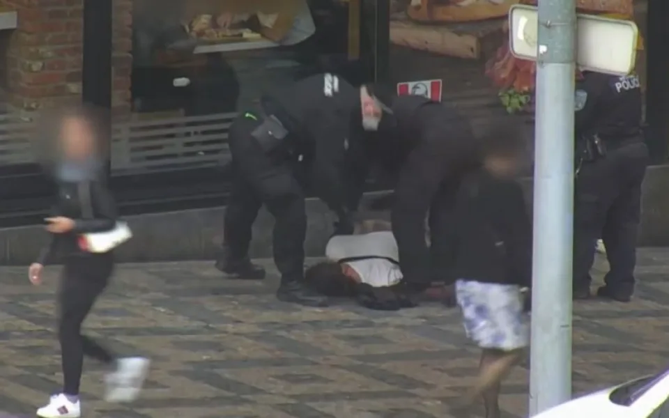 VIDEO: Agresor v centru Prahy rozbil skleněnou výlohu, pak vztáhl ruku na strážníka