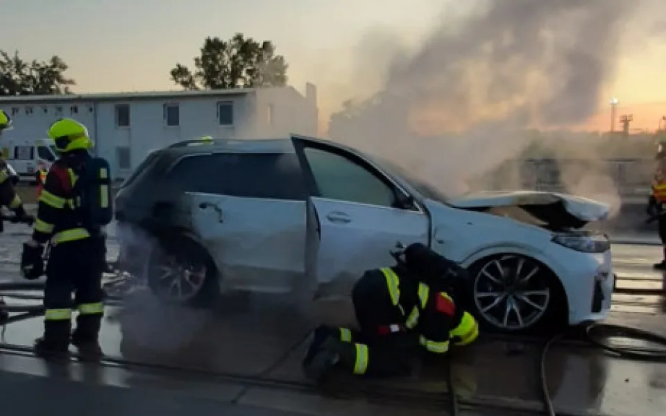 FOTO: V Chodovské ulici dnes hořelo auto. Vznikla škoda za milion korun