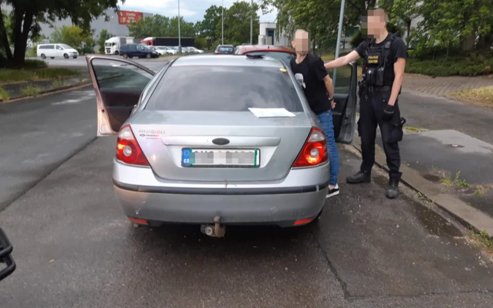 VIDEO: Zfetovaný řidič s pěti zákazy řízení si jel pro drogy k dealerovi. Prozradil to policii