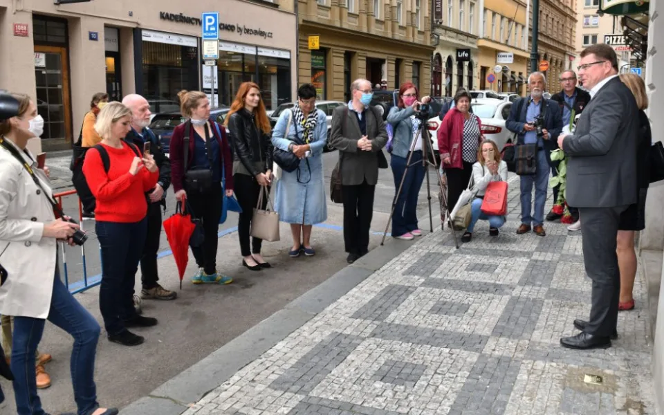 FOTO: Nový kámen zmizelých v Soukenické ulici připomíná Emilii Weissbergerovou