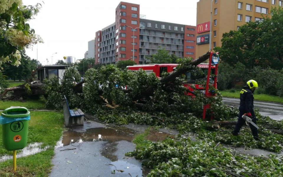 FOTO: Pražští hasiči řešili během včerejška téměř padesát zásahů v souvislosti s bouřkou a deštěm