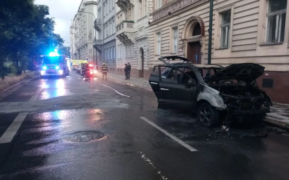 Požár automobilu zastavil provoz na Smíchově. Škoda je 100 tisíc korun.