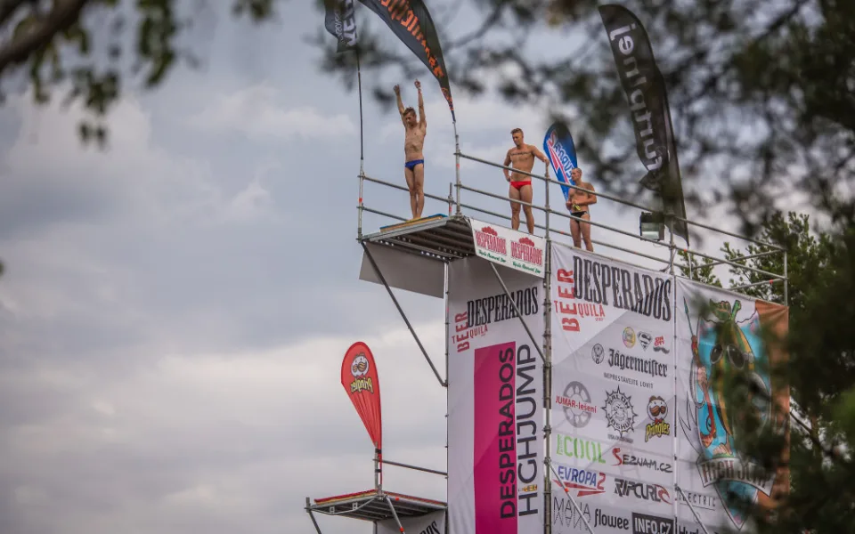 Cliffdivingové závody Highjump letos neproběhnou. Organizátoři spustili sbírku